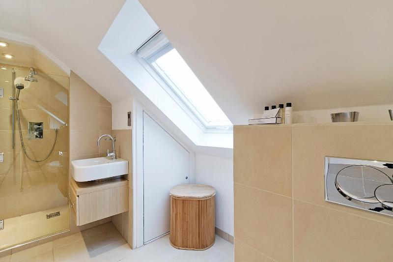 One-Bedroom Apartment image 1