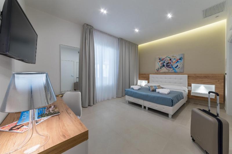 Deluxe Triple Room image 3