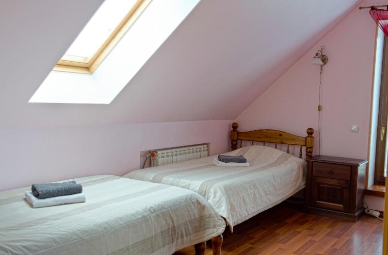 Twin Room image 4