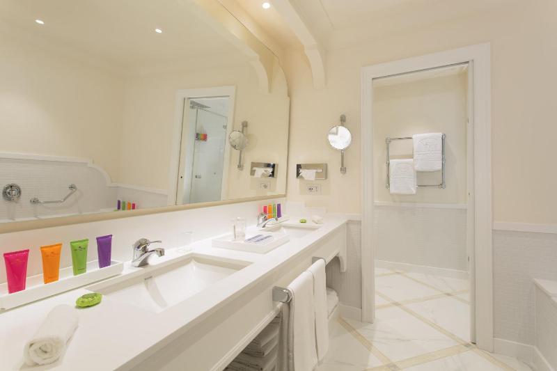Royal Suite with Sea View image 4