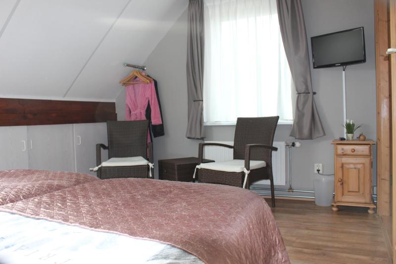 Standard Double Room with Shared Bathroom image 3