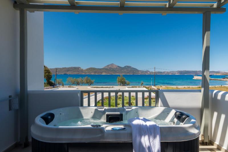 Deluxe Double or Twin Room with Front Sea View and Private Spa / Jacuzzi image 1