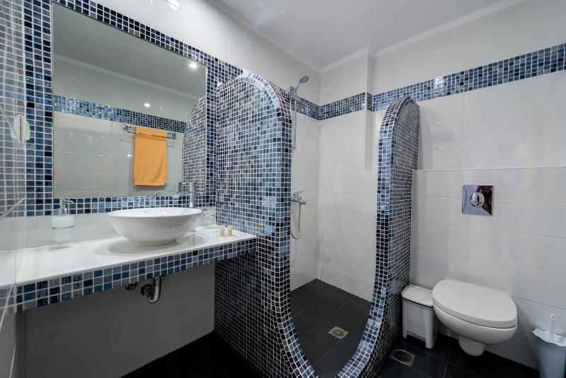 Standard Triple Room image 3
