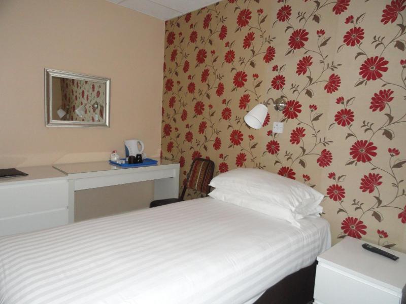 Twin Room image 2
