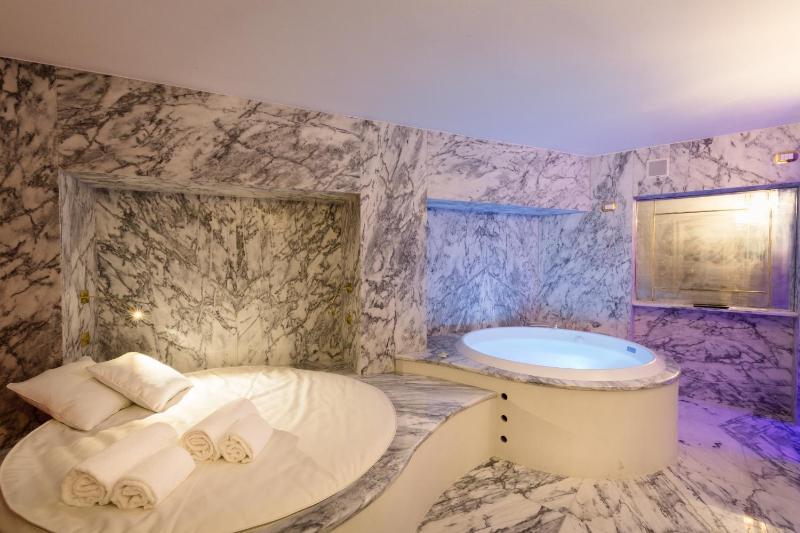 Deluxe King Suite image 3