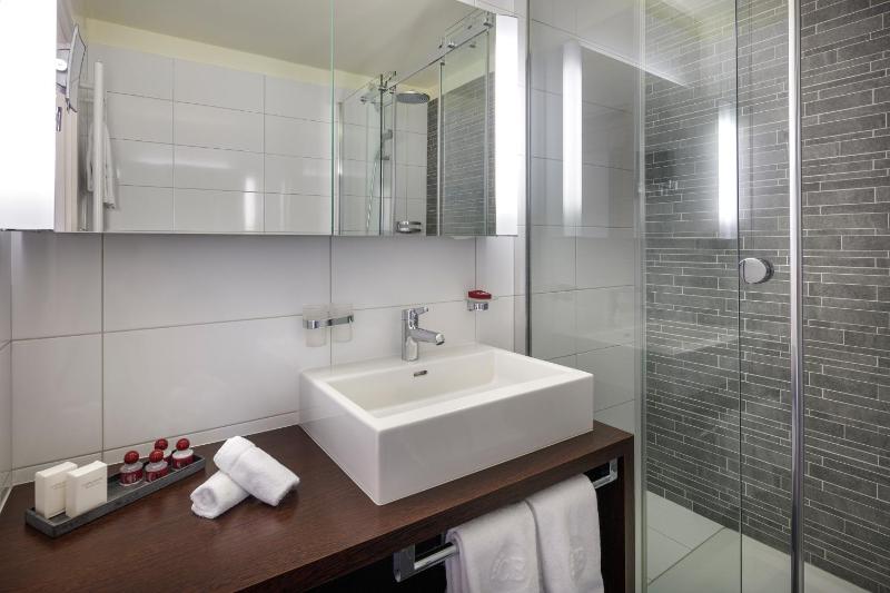Superior Panorama Double Room with Balcony and Lake View  image 3