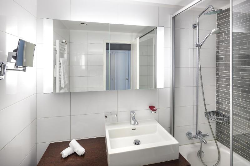 Superior Panorama Double Room with Balcony and Lake View  image 1