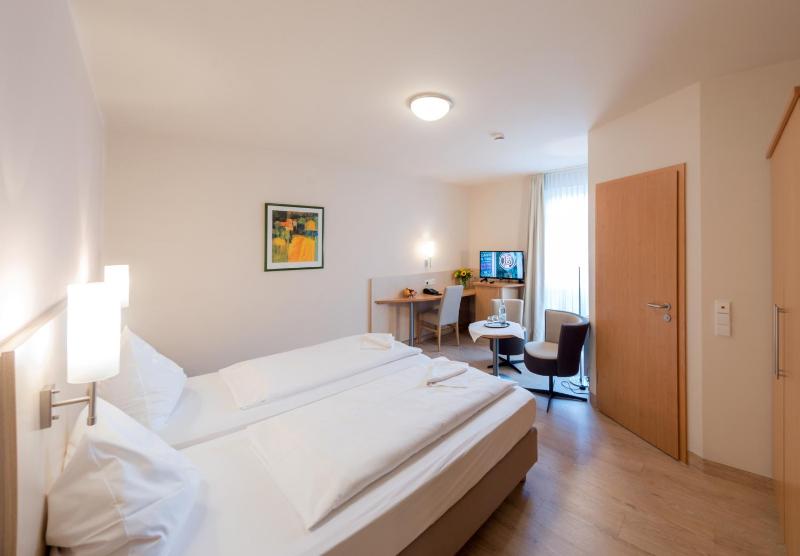 Double Room image 3