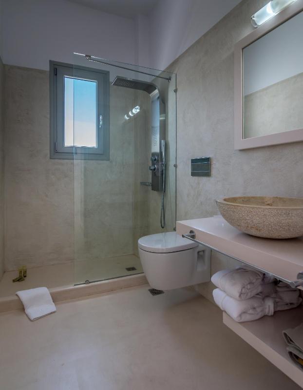 Deluxe Triple Room with Side Sea View image 2