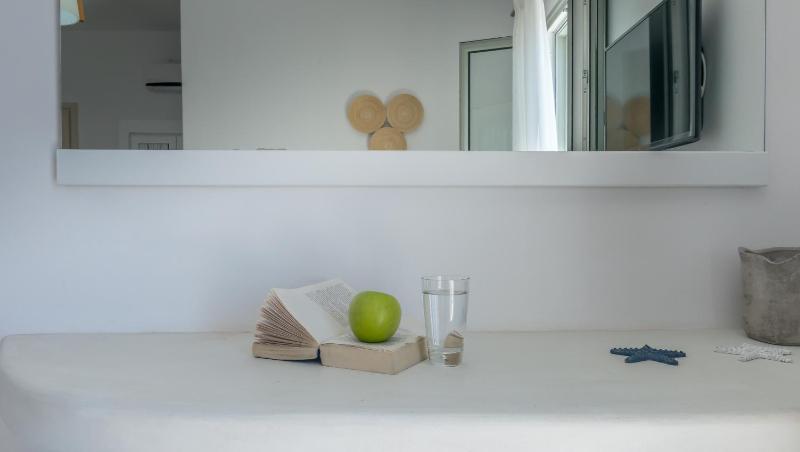 Deluxe Triple Room with Side Sea View image 3