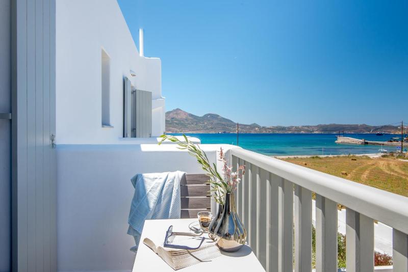 Deluxe Double or Twin Room with Side Sea View image 3