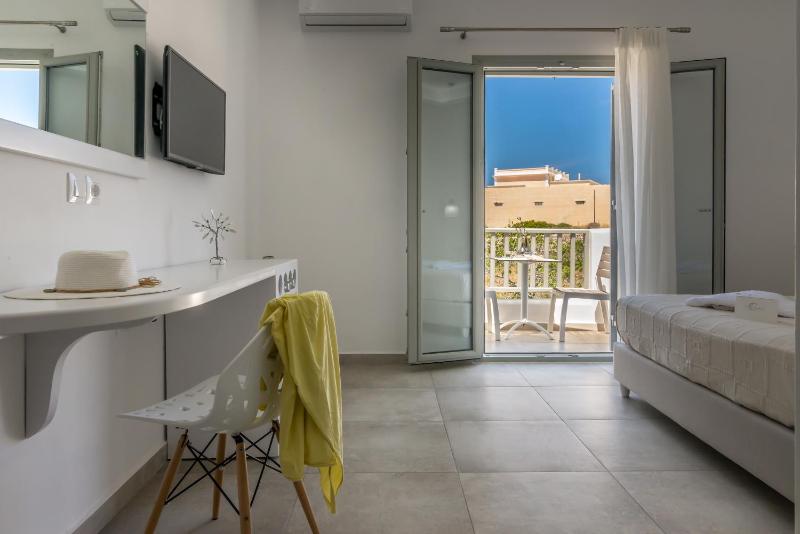 Deluxe Double or Twin Room with Side Sea View image 2