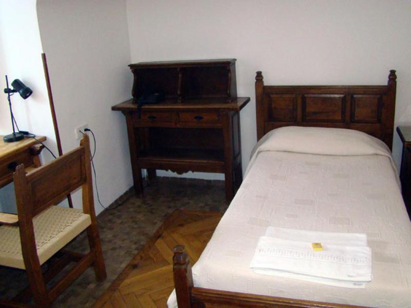 Single Room with Shared Bathroom image 2