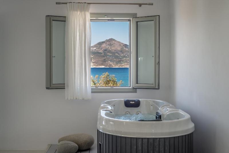 Deluxe Suite with Front Sea View and Private Spa / Jacuzzi image 3