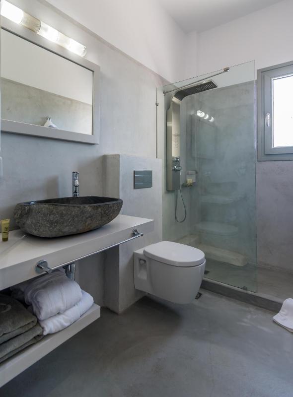 Deluxe Suite with Front Sea View and Private Spa / Jacuzzi image 3