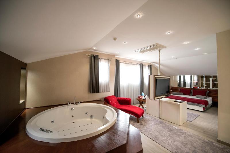 Honeymoon Suite image 1