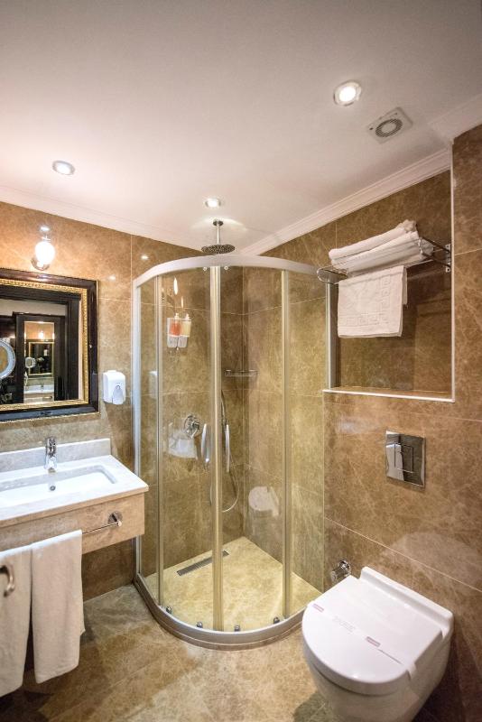 Double or Twin Room with Balcony image 4