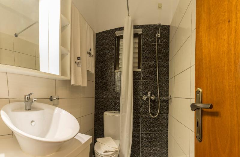 Standard Triple Room image 2