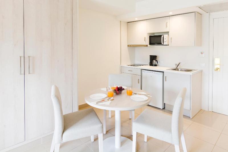 One-Bedroom Apartment image 2