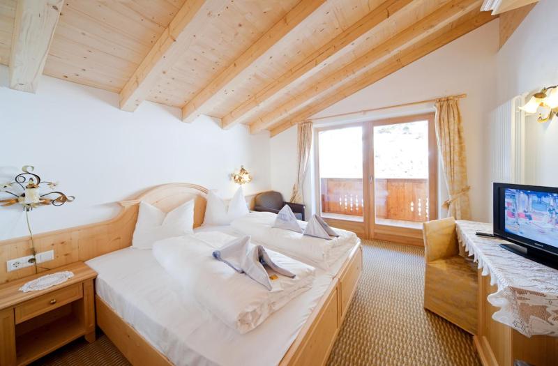 Economy Double Room image 2