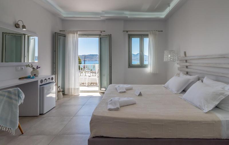 Deluxe Double or Twin Room with Front Sea View image 3