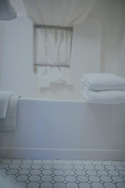 Queen Room image 2