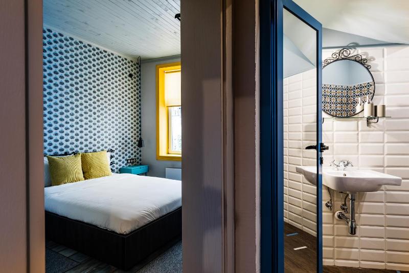 Deluxe Double Room with Shower image 4