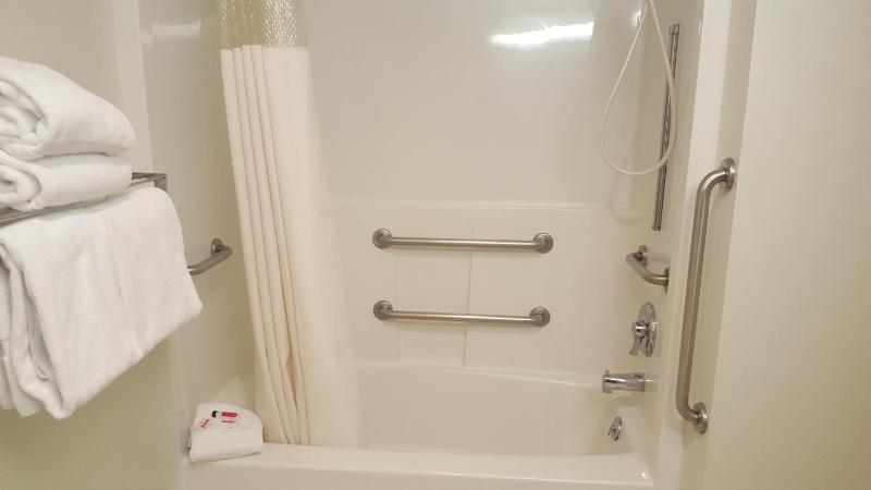 Queen Room with Two Queen Beds - Disability Access/Non-Smoking image 3