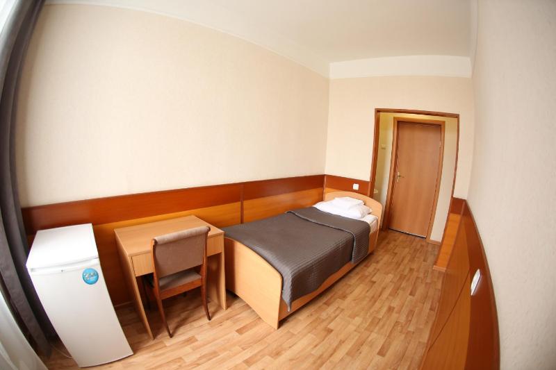 Single Room with Shared Shower and Toilet image 1