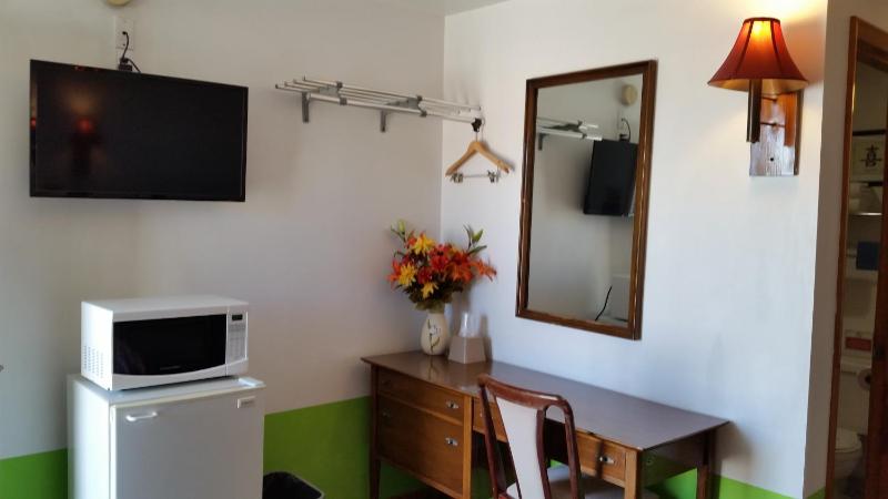 Queen Room - Non-Smoking image 2