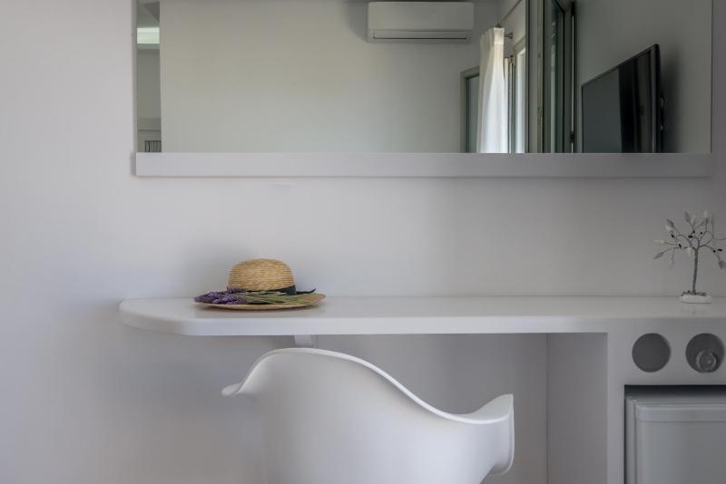 Deluxe Double or Twin Room with Side Sea View image 4