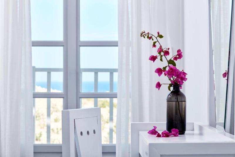 Family Suite with Jetted Tub and Sea View image 4