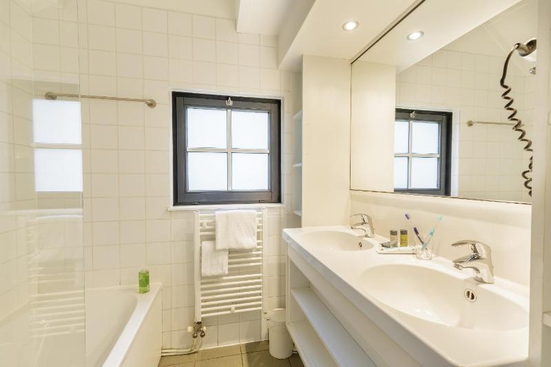 Superior Holiday Home (4 Adults) image 4