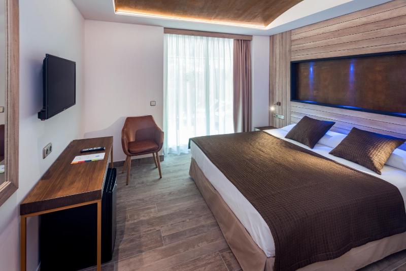 Superior Double or Twin Room image 4