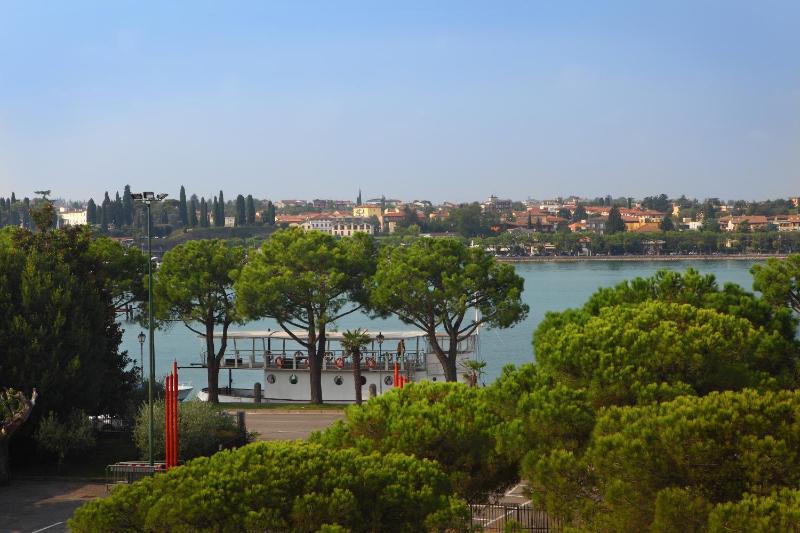 Double or Twin Room with Lake View image 3