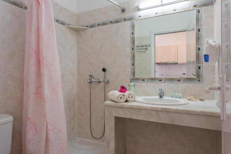 Twin Room image 3
