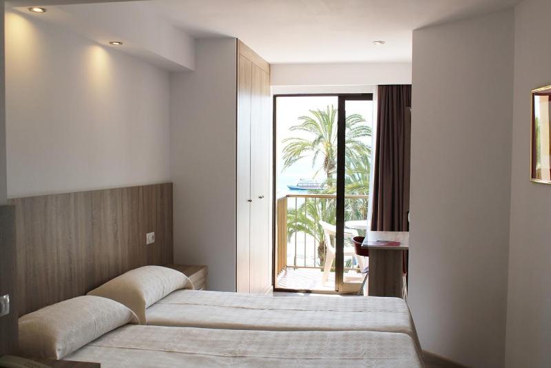 Double or Twin Room with Sea View image 3