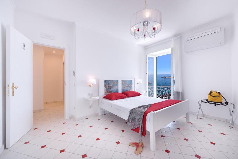 Queen Room with Sea View image 4