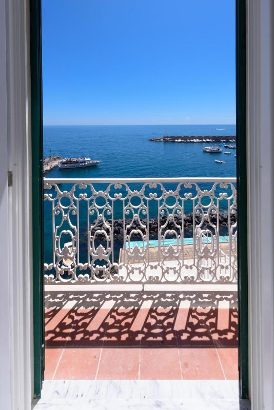 Queen Room with Sea View image 3