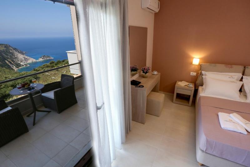 Deluxe Double Room with Sea View image 2