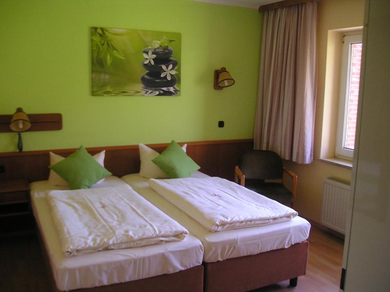 Standard Double Room image 3