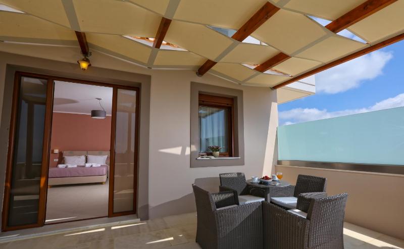 Deluxe Triple Room with Sea View image 1