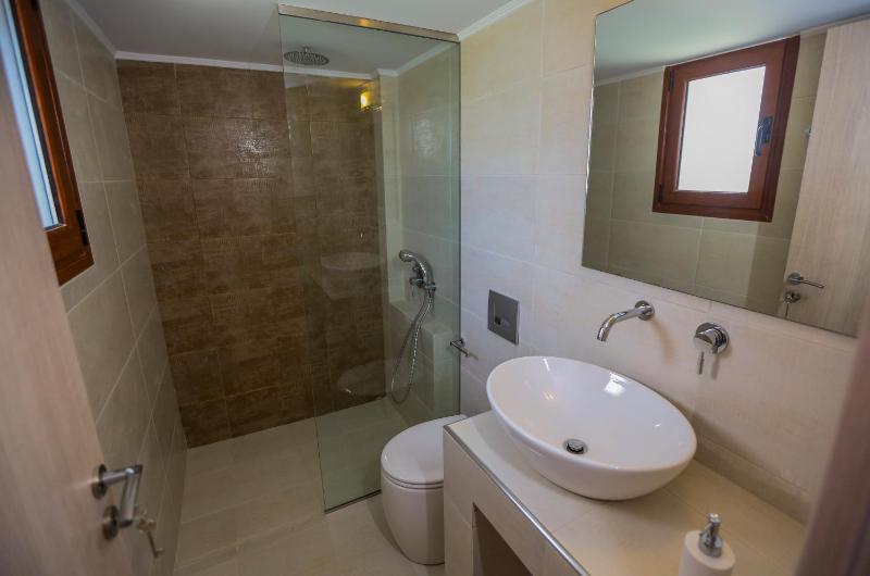 Deluxe Triple Room with Sea View image 4