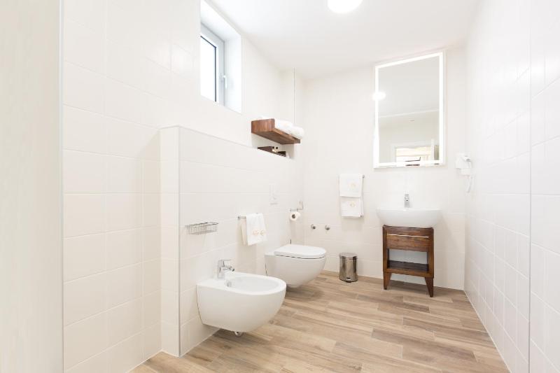 Deluxe Suite with Balcony image 4