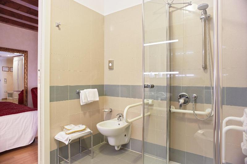 Double Room image 3