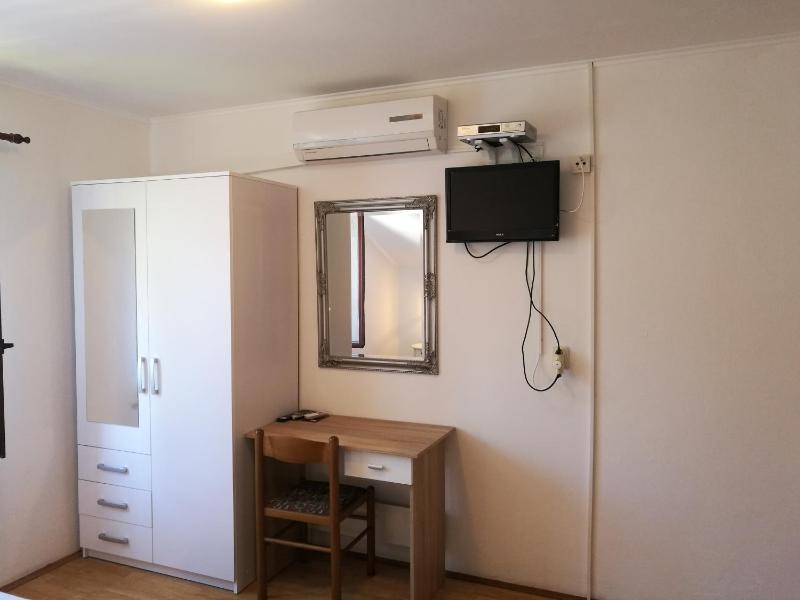 Standard Double Room image 4