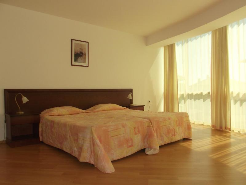 Studio with Balcony image 4