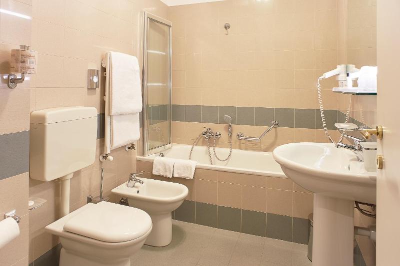 Small Double Room image 2