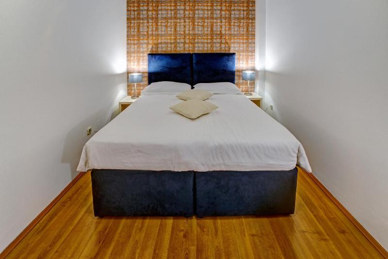One-Bedroom Apartment - Annex building image 2