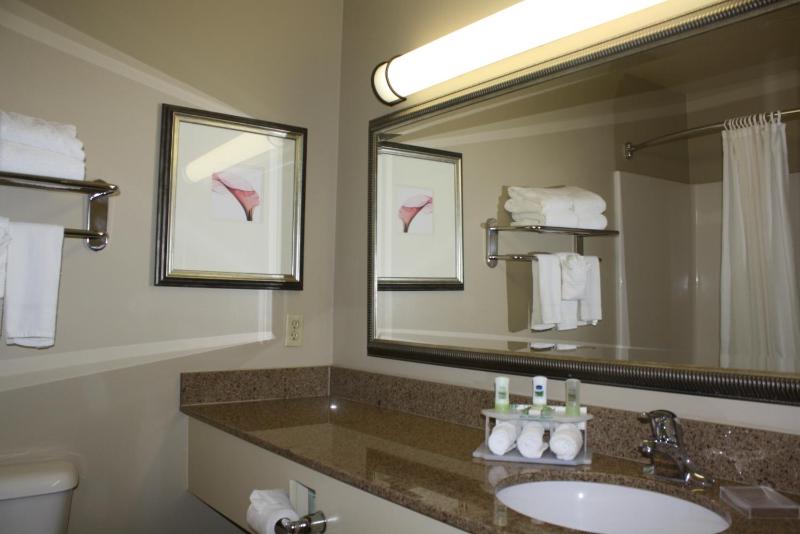 Queen Room with Two Queen Beds - Non-Smoking image 2
